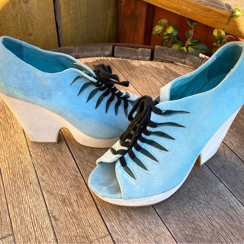 Deena & Ozzy Sz 7-blue suede shoes with off white heel & black lace up - Picture 3 of 4